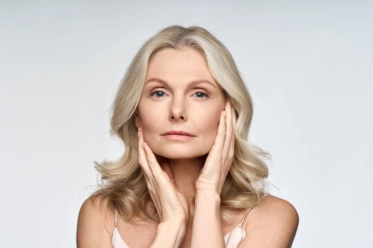 Preenchimento facial com ácido hialurônico